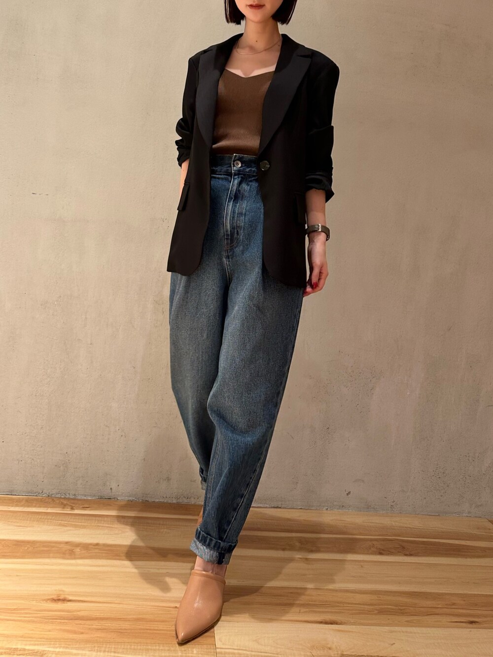 ブラック系のテーラードジャケット、ブルー系のデニムパンツ、イエロー系のテーラードジャケットを着用したレディースの冬コーディネートの2枚目の写真