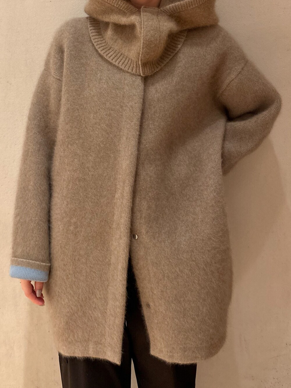 ホワイト系のスニーカー、ブラック系のその他パンツ、ベージュ系のノーカラージャケットを着用したレディースの夏コーディネートの6枚目の写真