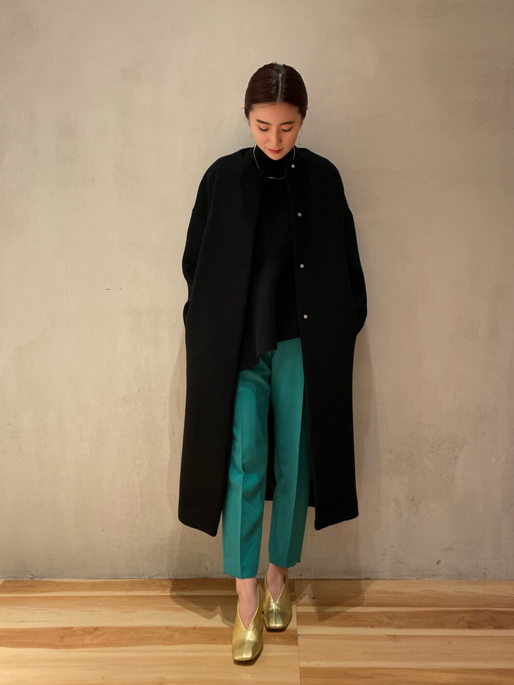 グリーン系のその他パンツ、ブラック系のニット/セーター、ブラック系のノーカラーコートを着用したレディースの秋コーディネートの4枚目の写真