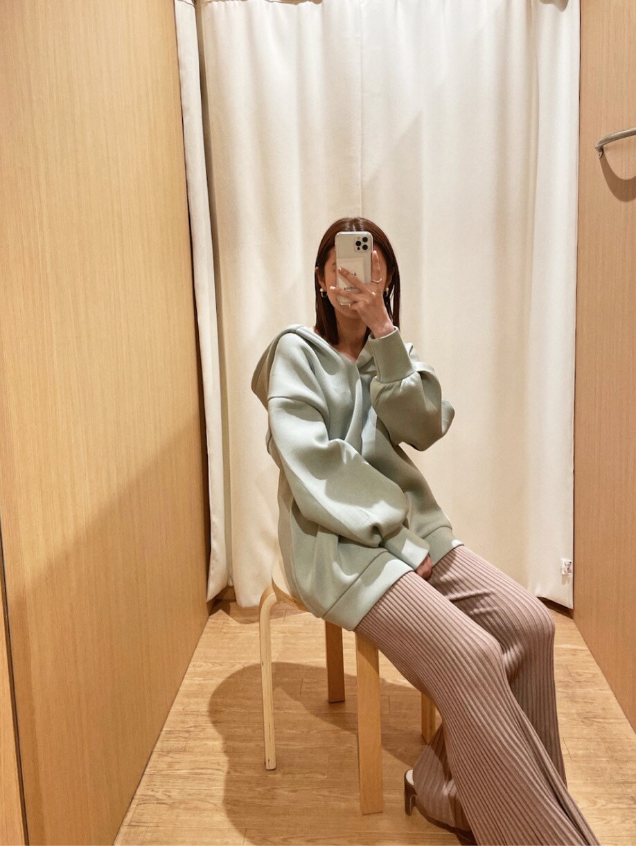 ベージュ系のその他パンツ、ベージュ系のサンダル、グリーン系のTシャツ/カットソーを着用したレディースの冬コーディネートの6枚目の写真