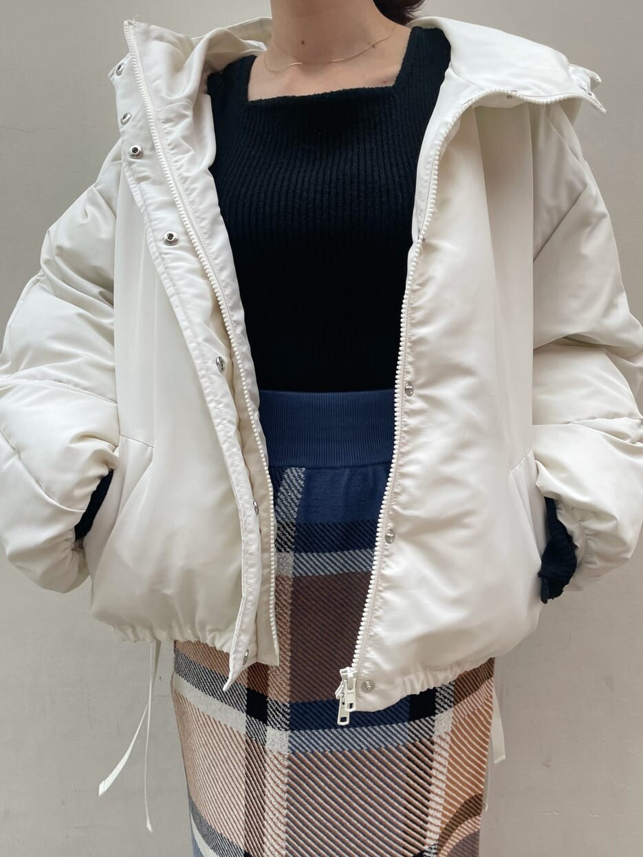 ブラック系のその他シューズ、ブルー系のスカート、ブラック系のニット/セーターを着用したレディースの秋コーディネートの8枚目の写真