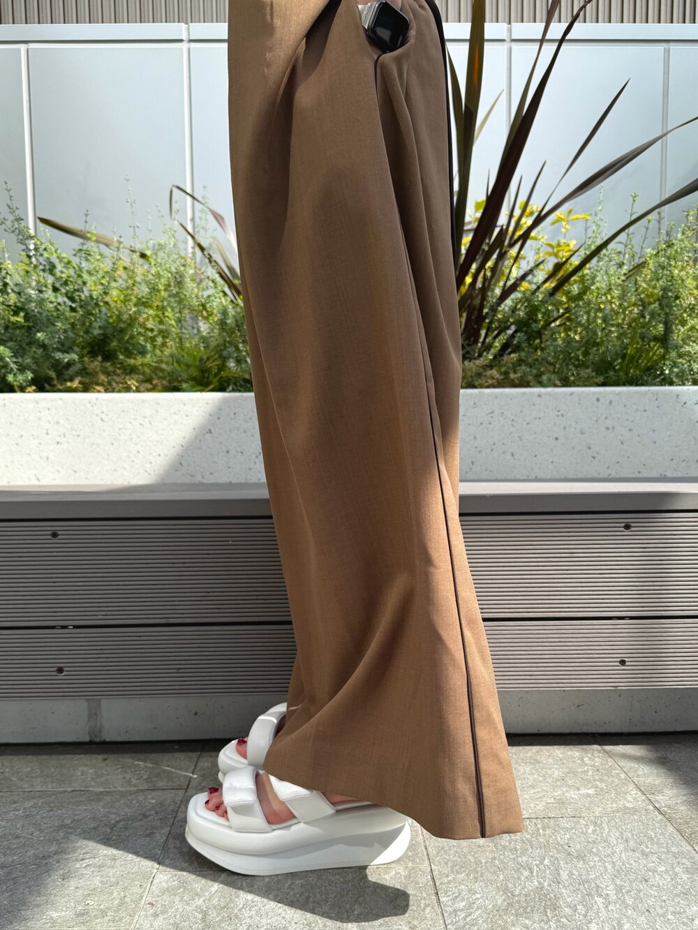 ブラック系のシャツ/ブラウス、ベージュ系のつなぎ/オールインワン、ホワイト系のサンダルを着用したレディースの春コーディネートの9枚目の写真