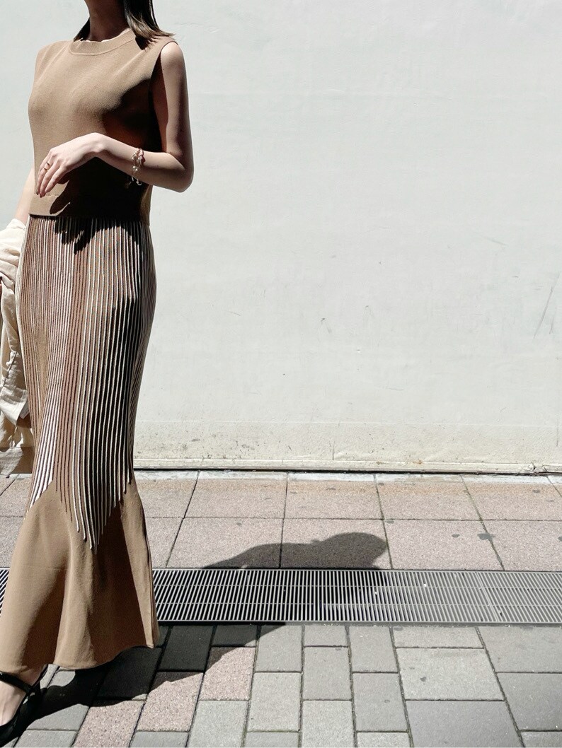 ベージュ系のブルゾン、ベージュ系のワンピース、ブラック系のその他シューズを着用したレディースの春コーディネートの2枚目の写真