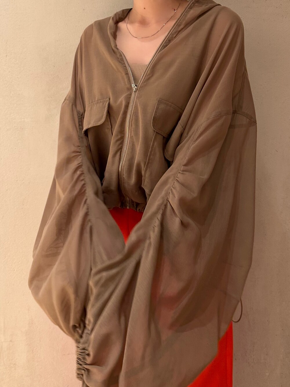 レッド系のその他パンツ、ベージュ系のタンクトップ、ブラウン系のブルゾンを着用したレディースの春コーディネートの4枚目の写真