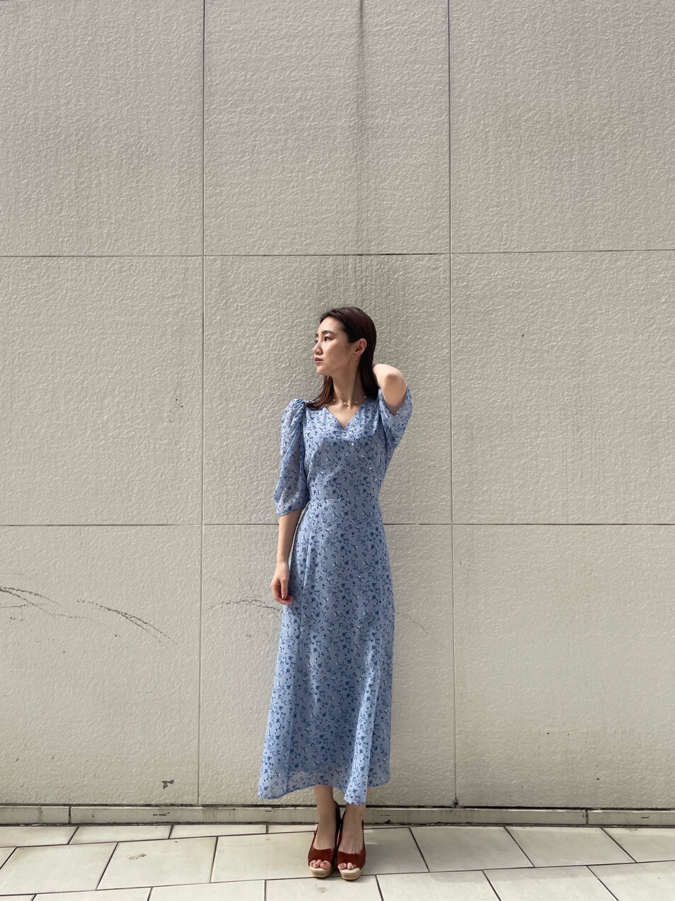 ホワイト系のその他アウター、パープル系のワンピース、ブラウン系のパンプスを着用したレディースの冬コーディネートの5枚目の写真