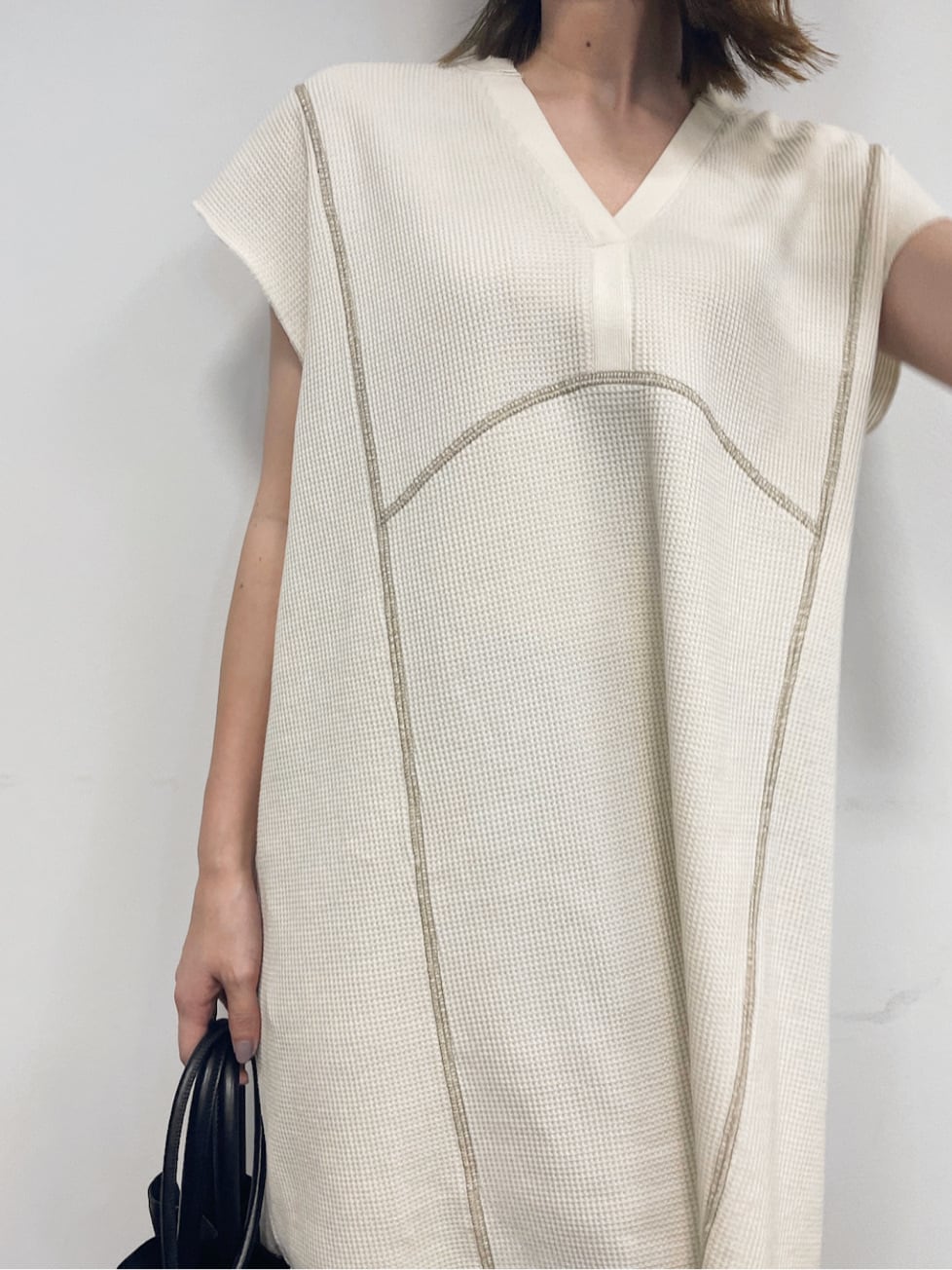 ブラウン系のその他パンツ、その他のその他シューズ、ホワイト系のTシャツ/カットソーを着用したレディースの春コーディネートの3枚目の写真