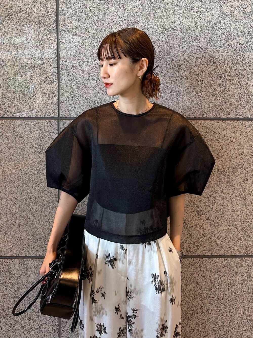 ブラック系のシャツ/ブラウス、ホワイト系のその他パンツ、ブラック系のボストンバッグを着用したレディースの冬コーディネートの3枚目の写真