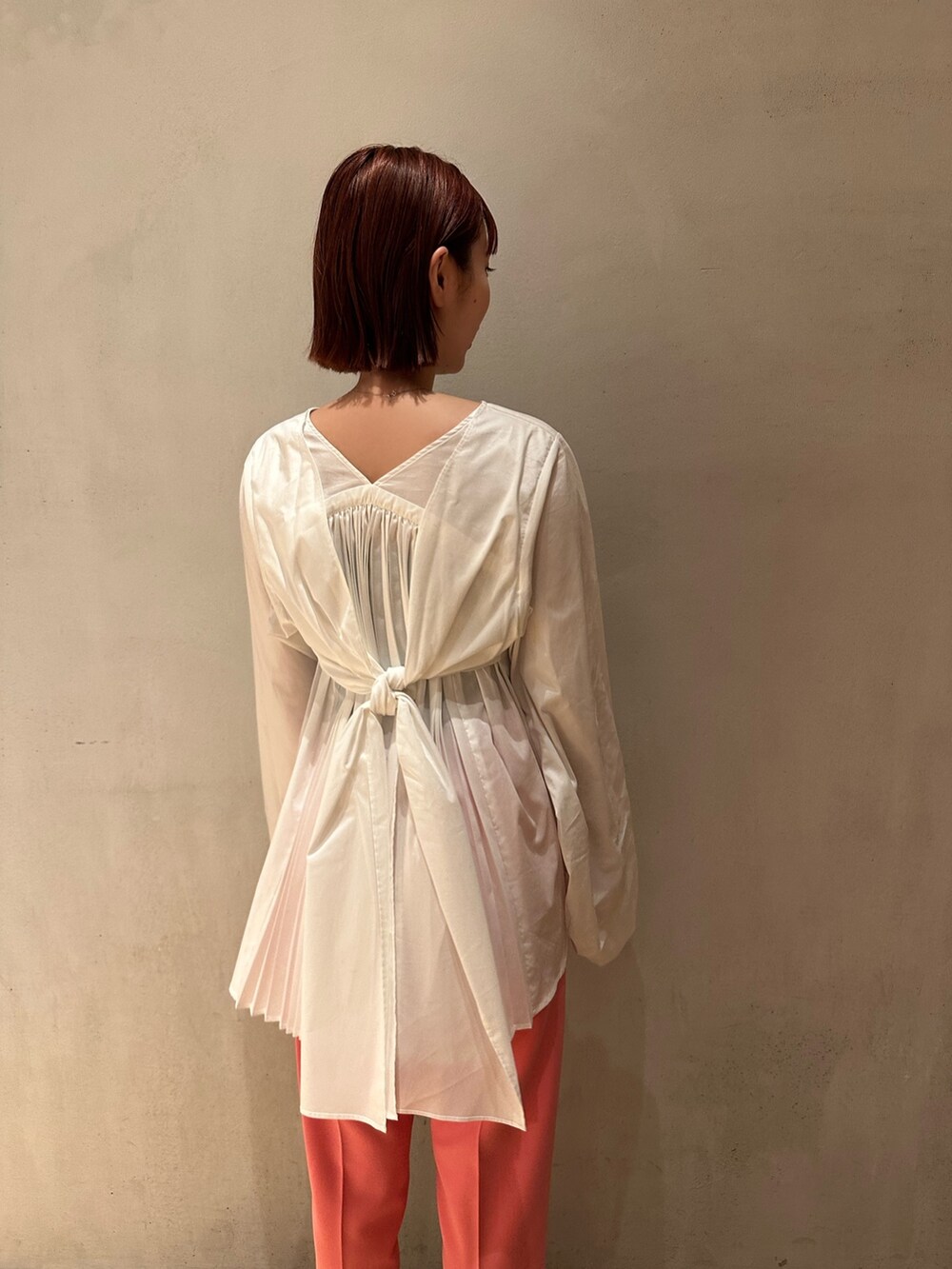 ホワイト系のシャツ/ブラウス、ピンク系のその他パンツ、ブラック系のスニーカーを着用したレディースの秋コーディネートの9枚目の写真