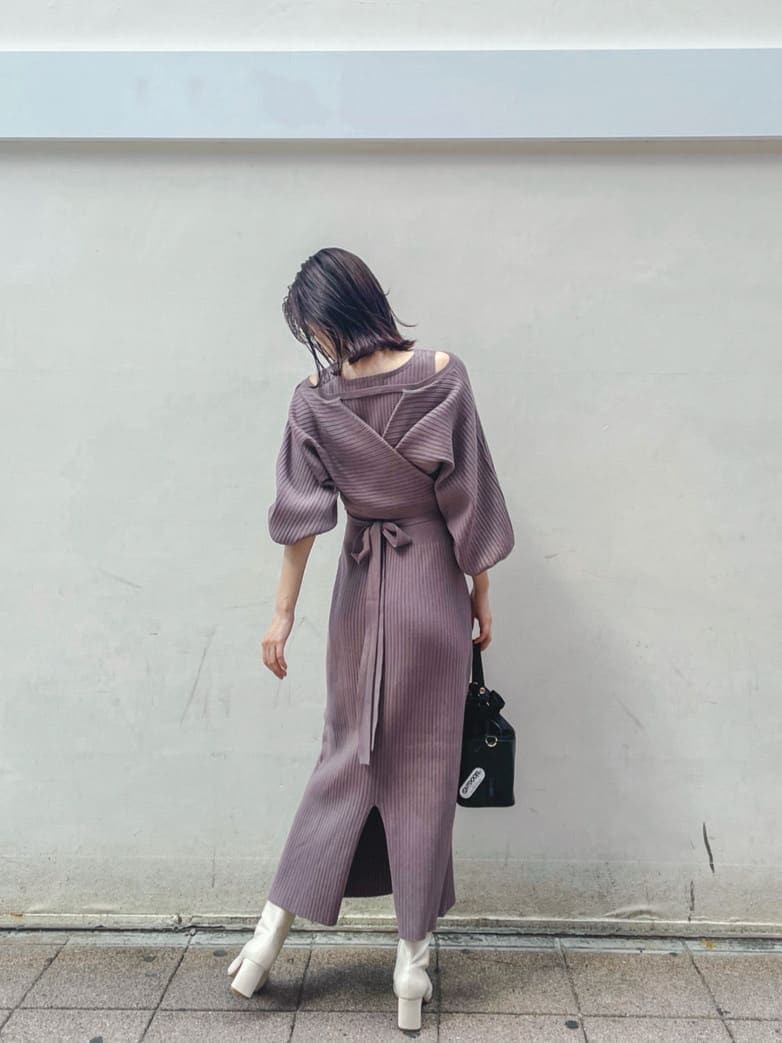 ホワイト系のその他シューズ、パープル系のワンピース、ブラック系のハンドバッグを着用したレディースの秋コーディネートの2枚目の写真