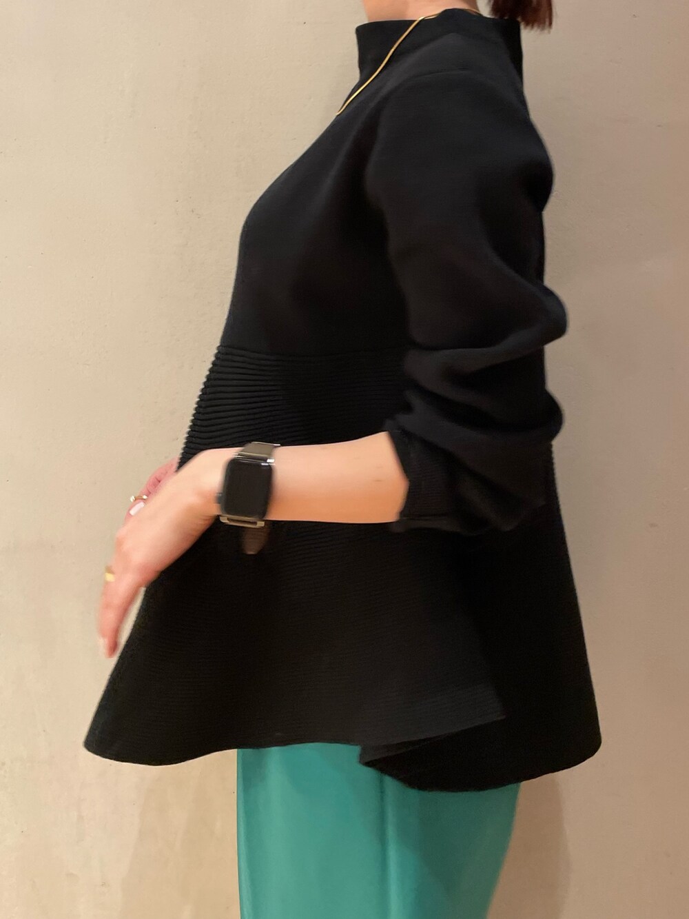 グリーン系のその他パンツ、ブラック系のニット/セーター、ブラック系のノーカラーコートを着用したレディースの秋コーディネートの7枚目の写真