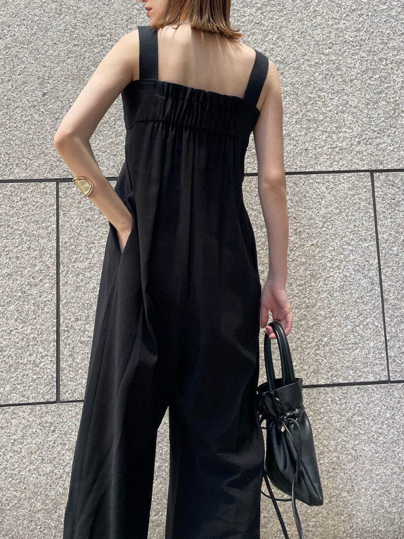 ベージュ系のサンダル、ブラック系のサロペット/オーバーオール、ゴールド系のバングル/リストバンドを着用したレディースの春コーディネートの6枚目の写真