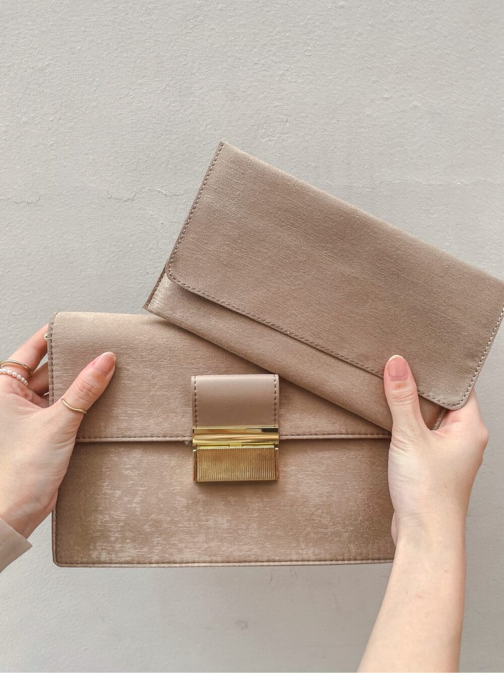 ベージュ系のパンプス、ベージュ系のクラッチバッグ、ベージュ系のシャツ/ブラウスを着用したレディースの秋コーディネートの8枚目の写真