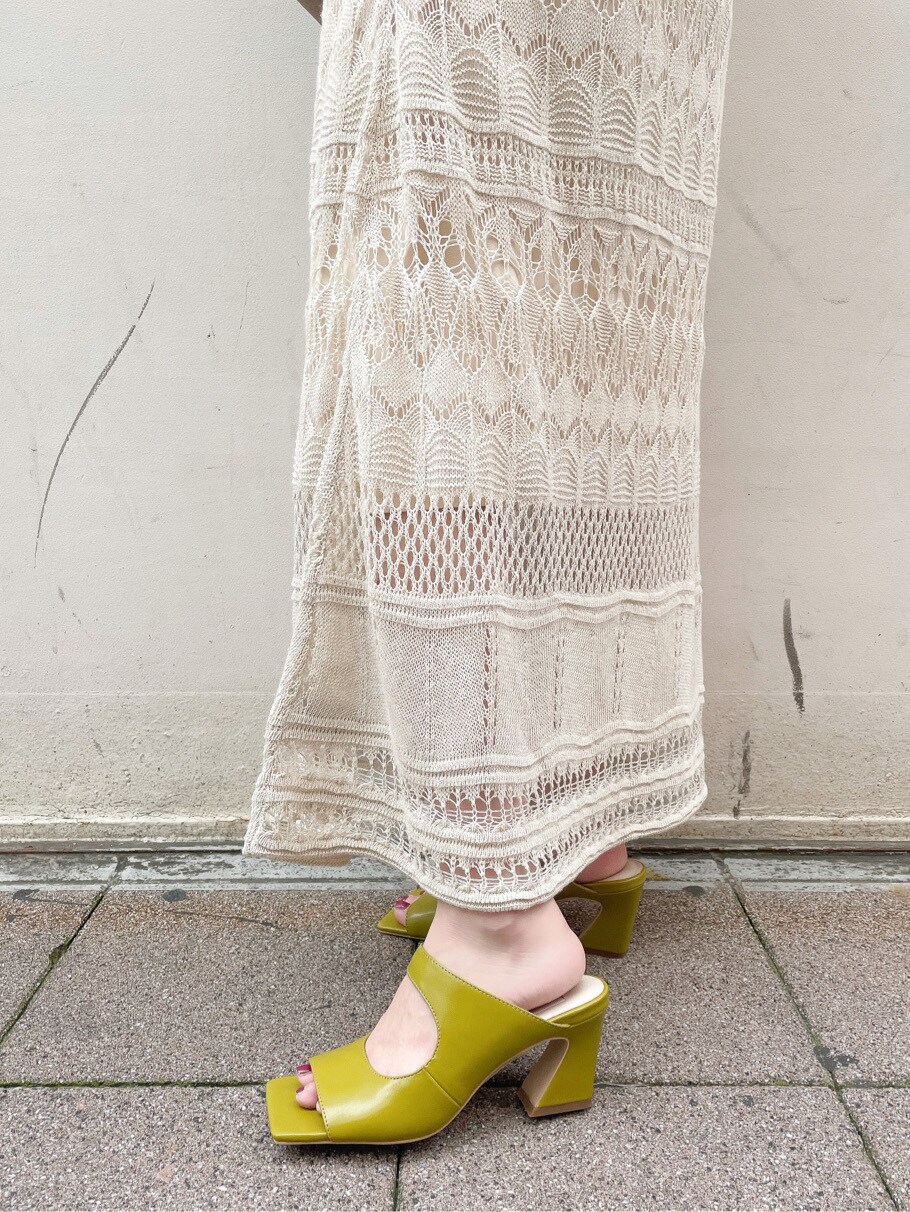 グリーン系のサンダル、ホワイト系のワンピースを着用したレディースの夏コーディネートの5枚目の写真