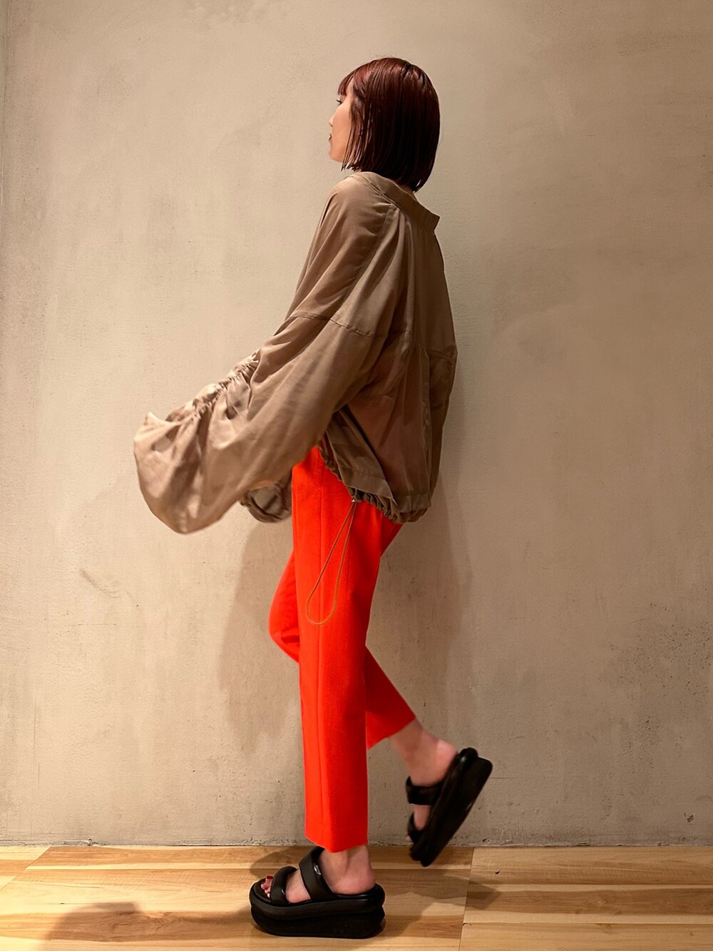 レッド系のその他パンツ、ベージュ系のタンクトップ、ブラウン系のブルゾンを着用したレディースの春コーディネートの6枚目の写真