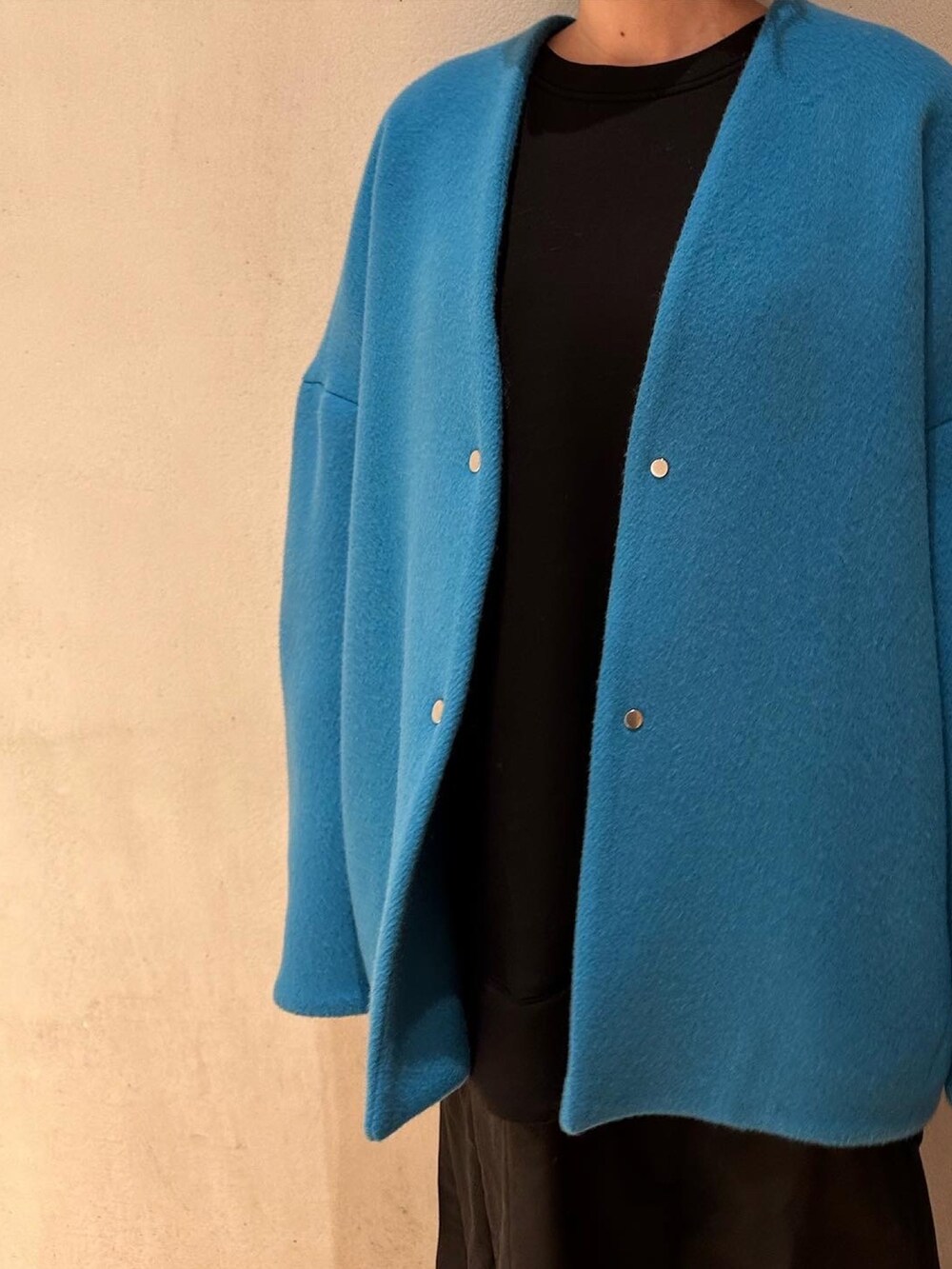 ブルー系のノーカラーコート、ブラック系のブーツ、ブラック系のワンピースを着用したレディースの夏コーディネートの5枚目の写真