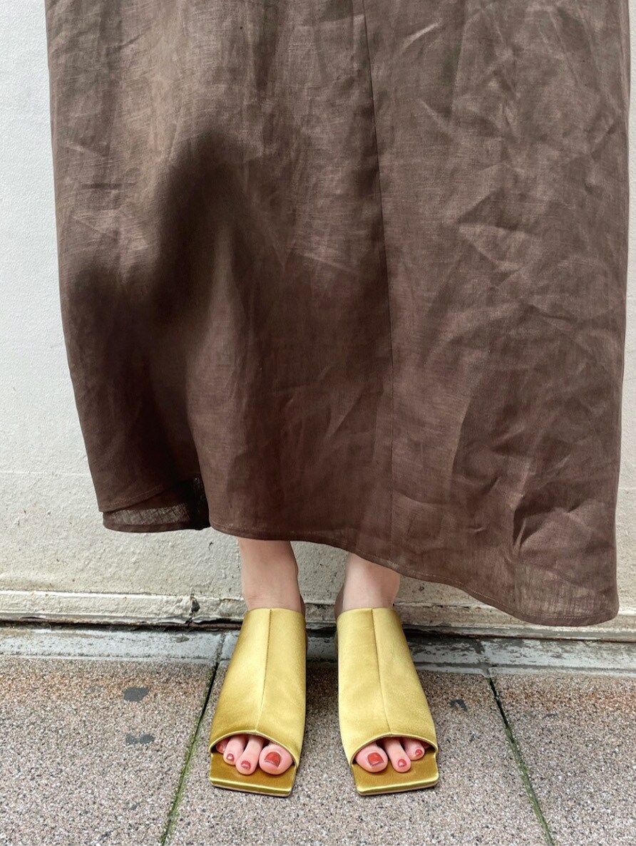 イエロー系のサンダル、ブラウン系のワンピース、ベージュ系のハットを着用したレディースの夏コーディネートの8枚目の写真