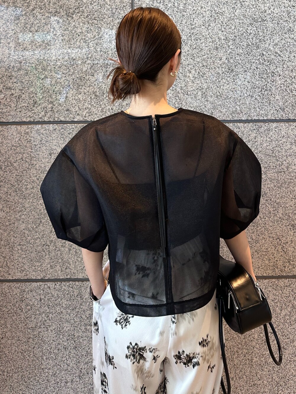 ブラック系のシャツ/ブラウス、ホワイト系のその他パンツ、ブラック系のボストンバッグを着用したレディースの冬コーディネートの5枚目の写真