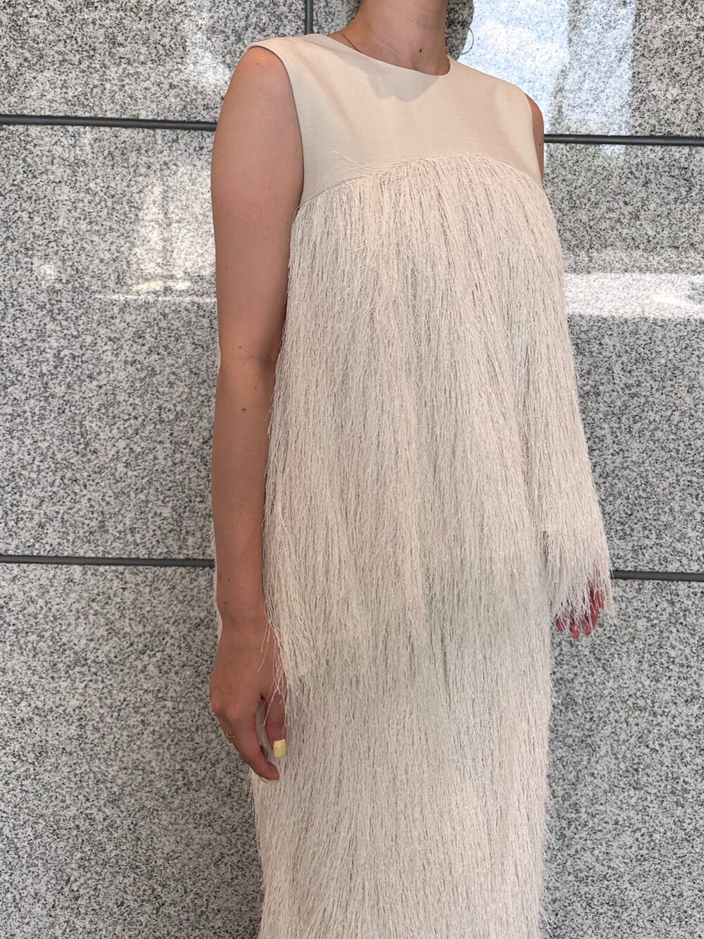 ホワイト系のその他トップス、ホワイト系のスカート、シルバー系のパンプスを着用したレディースの夏コーディネートの5枚目の写真