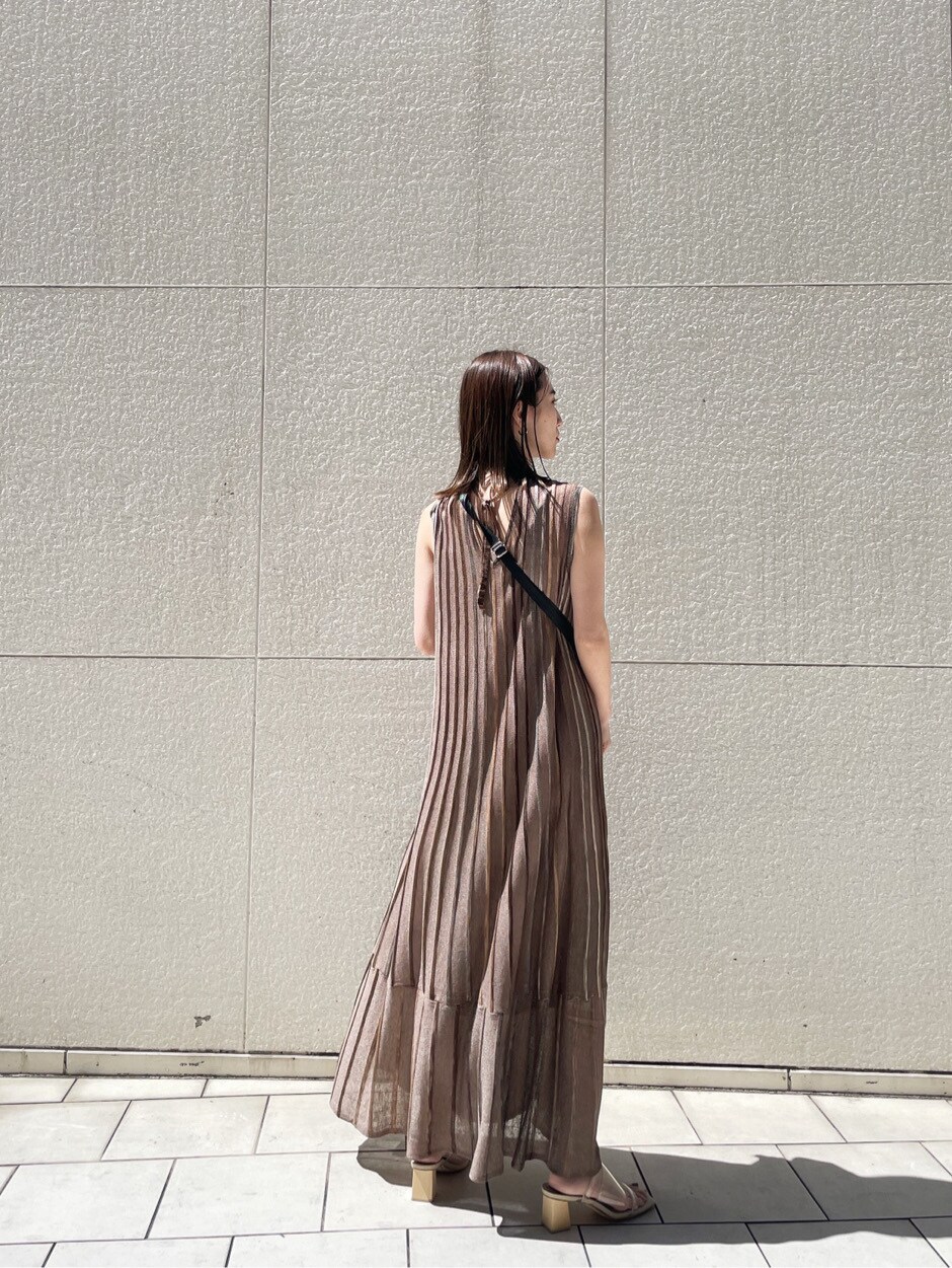 ブラウン系のワンピース、その他のその他シューズ、ゴールド系のネックレスを着用したレディースの春コーディネートの2枚目の写真