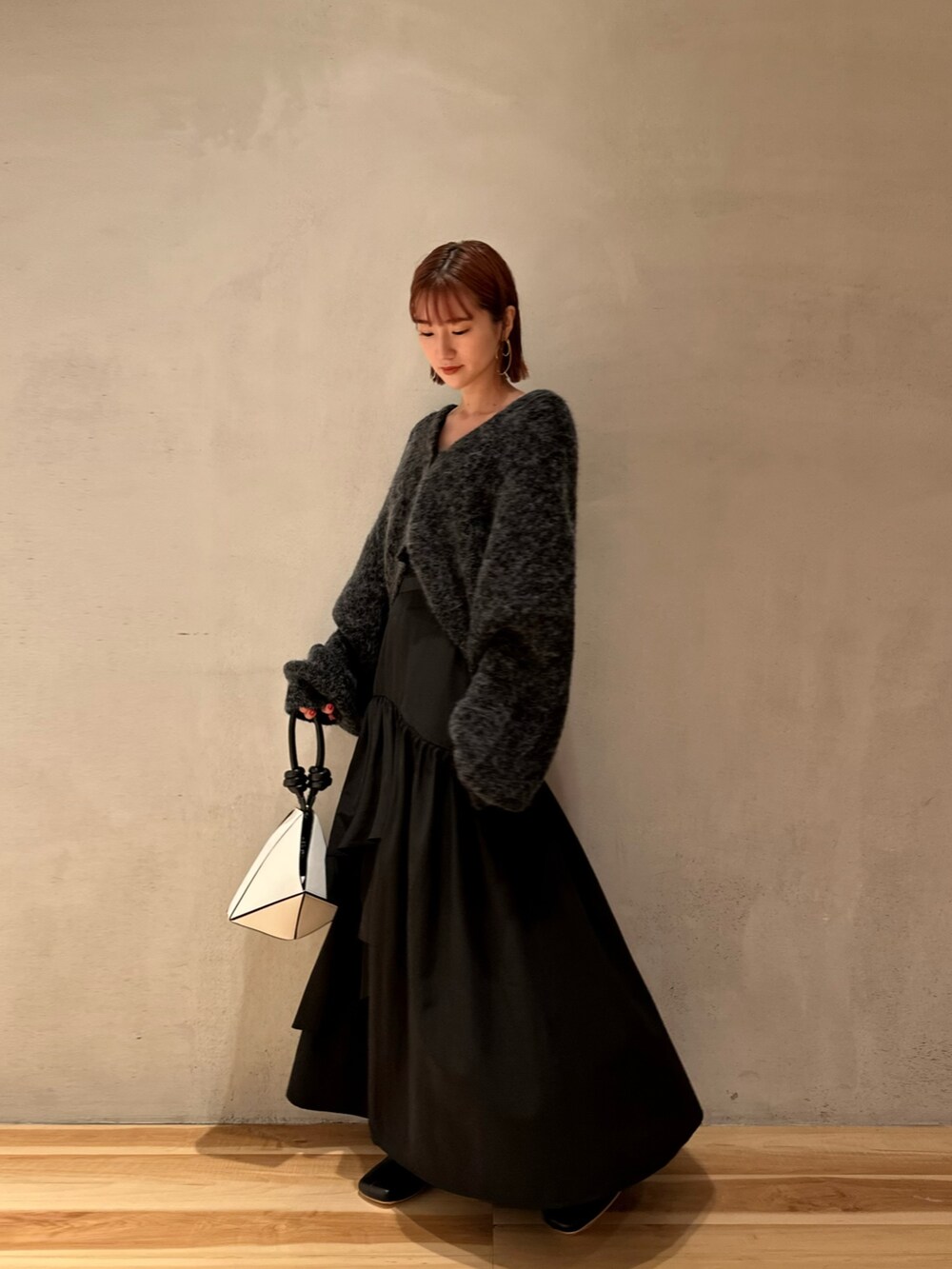 グレー系のカーディガン/ボレロ、ブラック系のスカート、ベージュ系のノーカラージャケットを着用したレディースの夏コーディネートの7枚目の写真