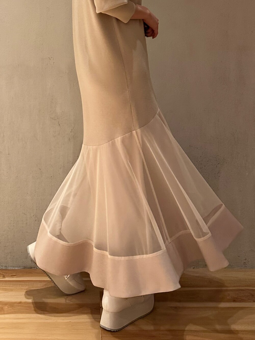 ブルー系のデニムジャケット、ベージュ系のワンピース、ホワイト系のスニーカーを着用したレディースの春コーディネートの9枚目の写真