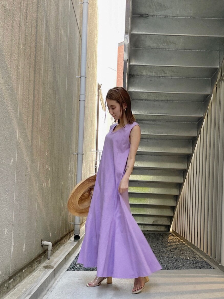 パープル系のワンピース、その他のその他シューズ、ベージュ系のハットを着用したレディースの夏コーディネートの3枚目の写真