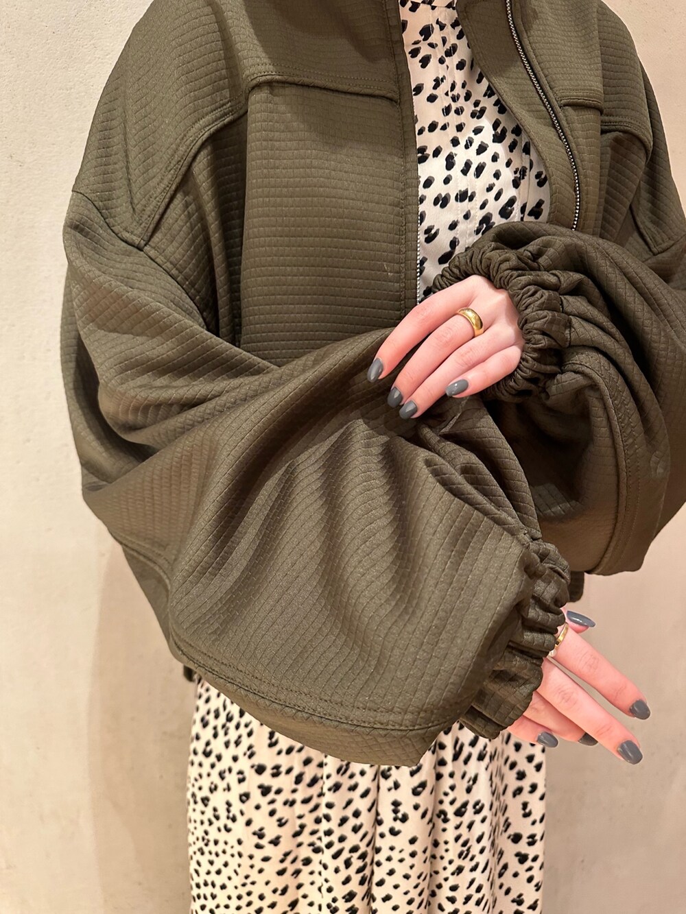 ベージュ系のブルゾン、その他のワンピースを着用したレディースの春コーディネートの10枚目の写真