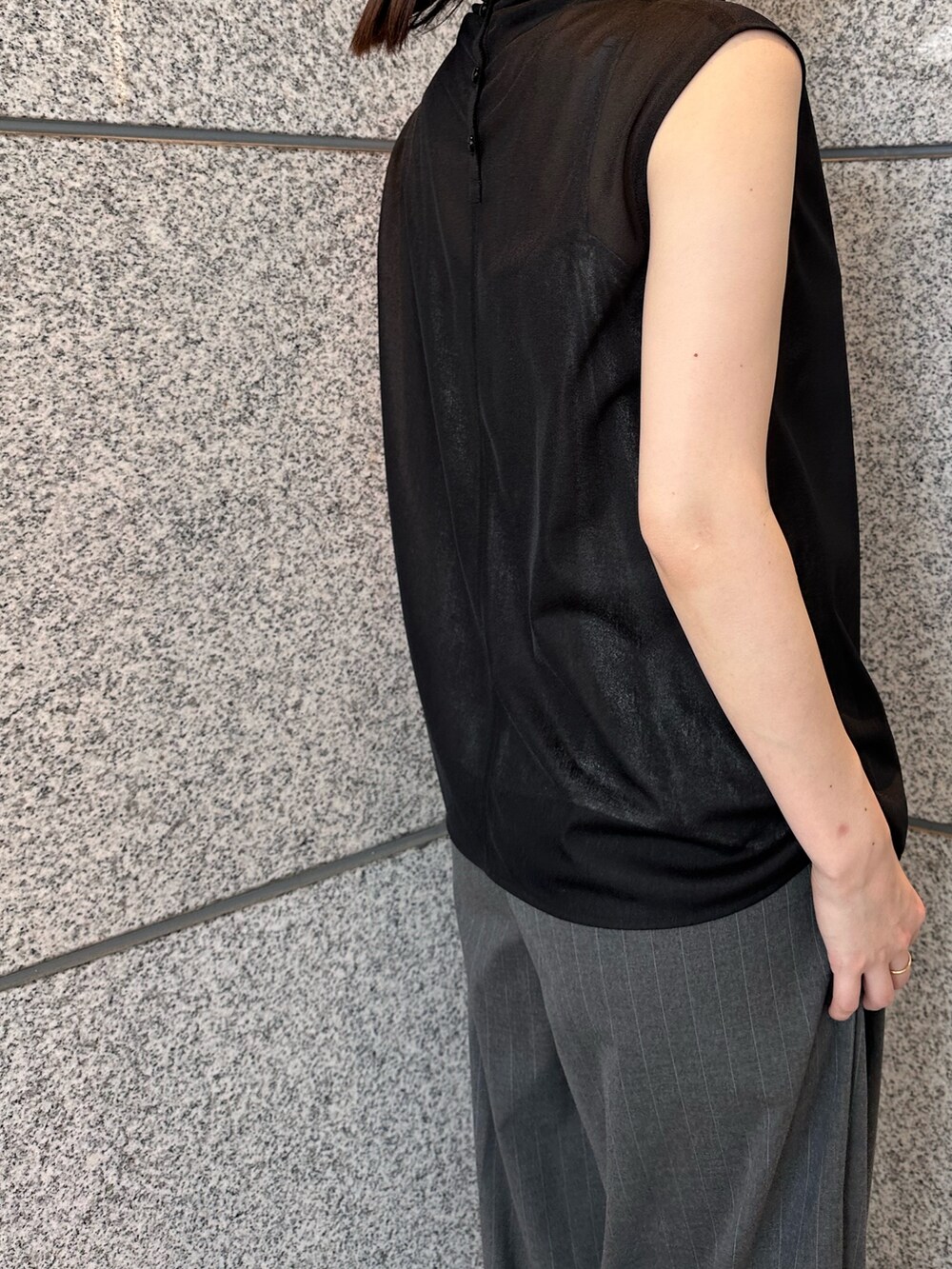 グレー系のその他パンツ、ブラック系のシャツ/ブラウス、ブラック系のサンダルを着用したレディースの夏コーディネートの7枚目の写真