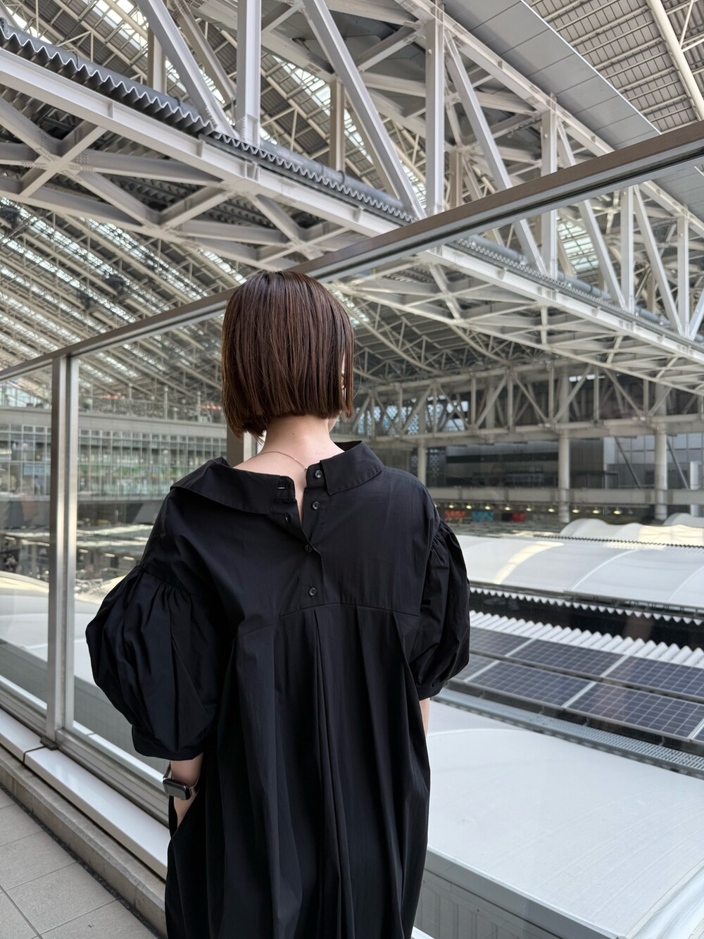 ブラック系のワンピース、ブラック系のサンダルを着用したレディースの夏コーディネートの7枚目の写真