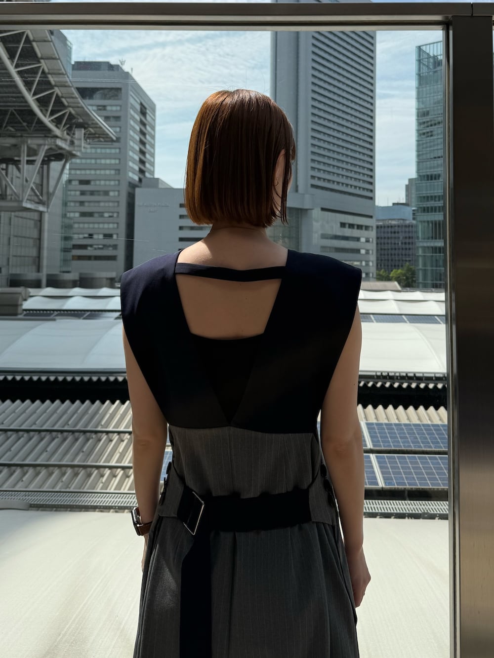 グレー系のつなぎ/オールインワン、シルバー系のサンダルを着用したレディースの夏コーディネートの8枚目の写真