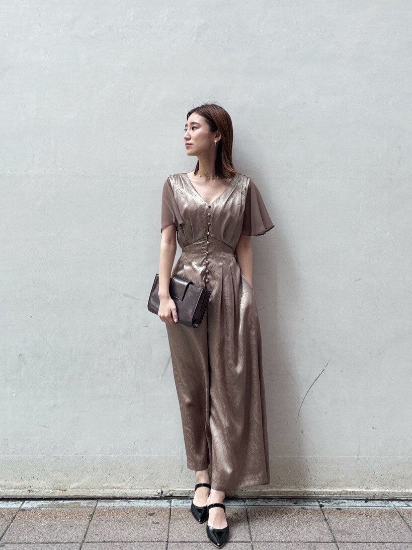 ベージュ系のパンツドレス、その他のハンドバッグ、ベージュ系のテーラードジャケットを着用したレディースの春コーディネートの2枚目の写真