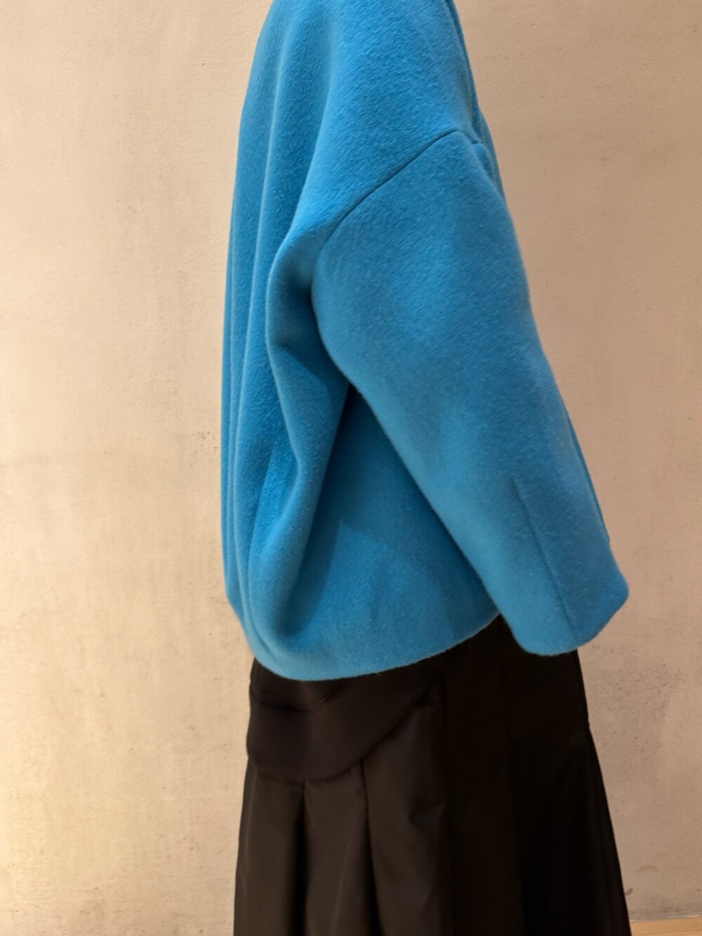 ブルー系のノーカラーコート、ブラック系のブーツ、ブラック系のワンピースを着用したレディースの夏コーディネートの8枚目の写真