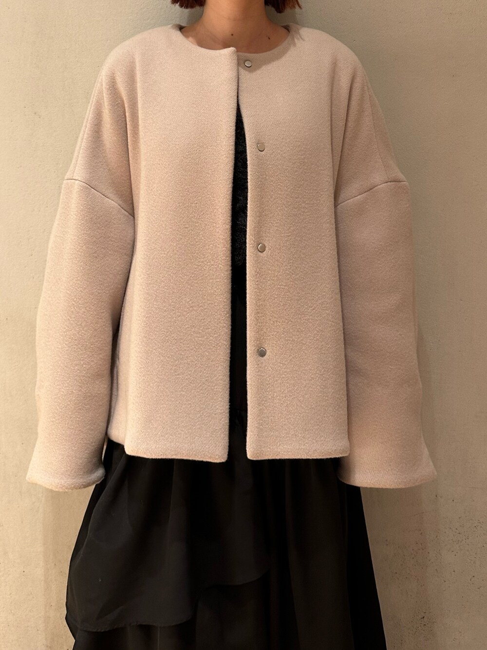 グレー系のカーディガン/ボレロ、ブラック系のスカート、ブラック系のブーツを着用したレディースの夏コーディネートの9枚目の写真