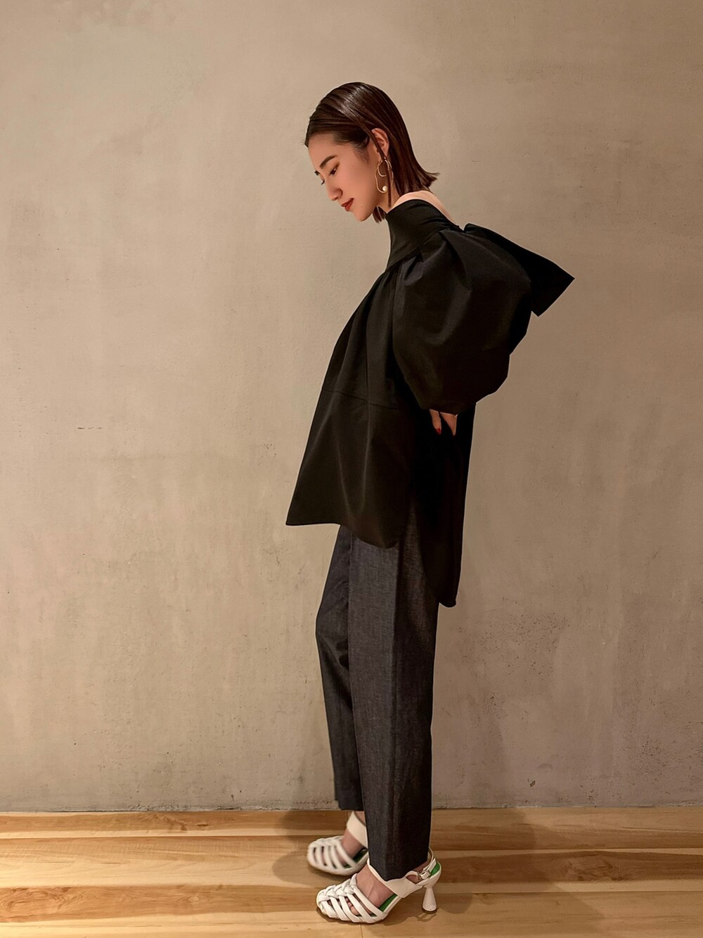 ブラック系のシャツ/ブラウス、ブルー系のその他パンツ、ホワイト系のサンダルを着用したレディースの冬コーディネートの2枚目の写真