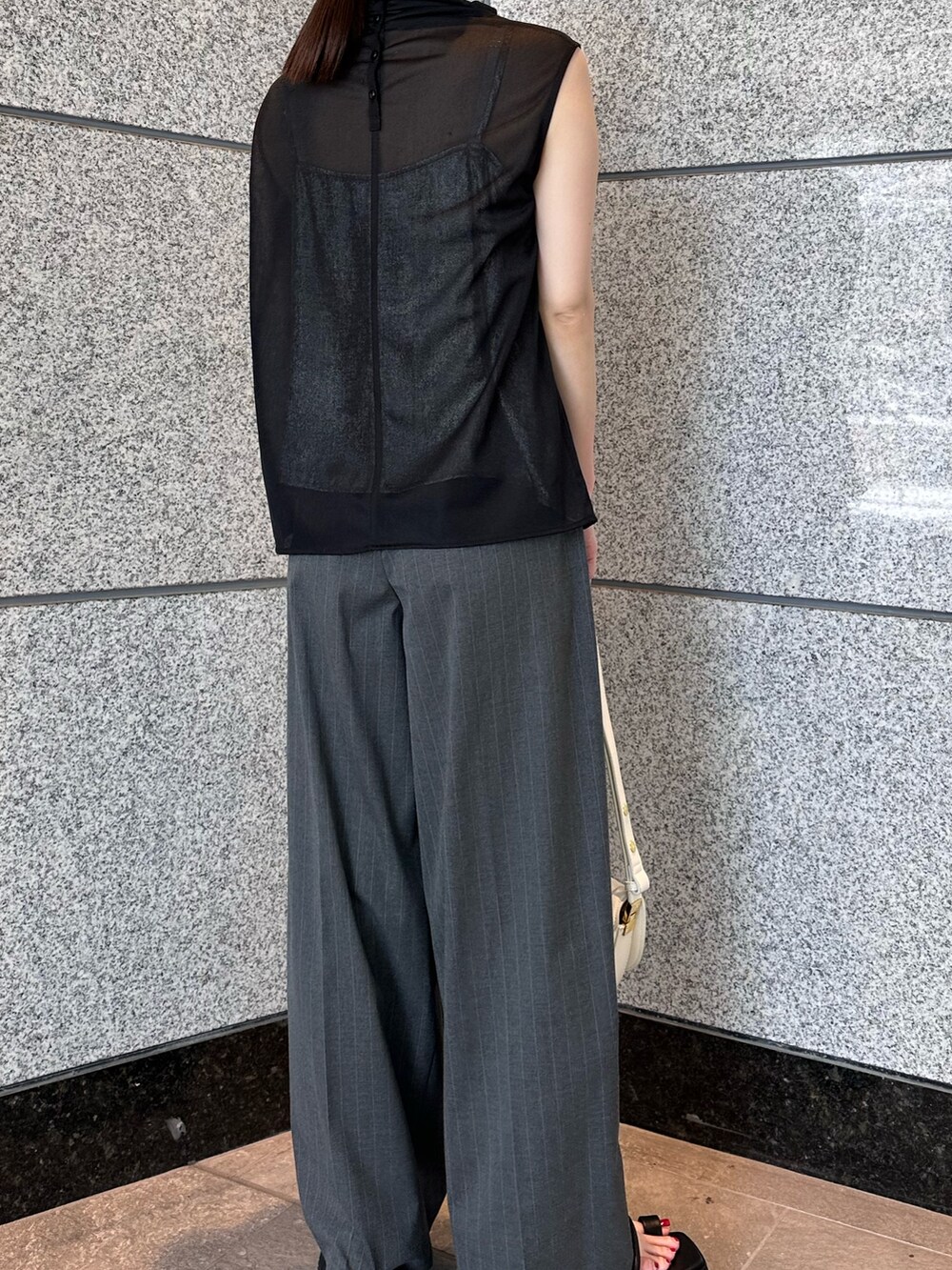 グレー系のその他パンツ、ブラック系のシャツ/ブラウス、ブラック系のサンダルを着用したレディースの夏コーディネートの5枚目の写真