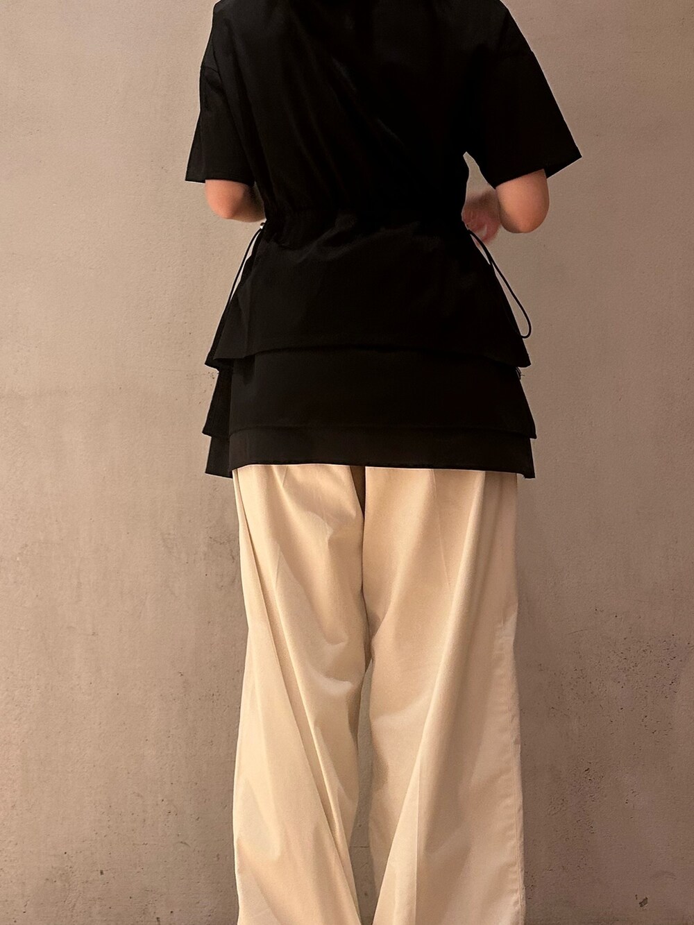 ブラック系のTシャツ/カットソー、ホワイト系のその他パンツ、シルバー系のパンプスを着用したレディースの夏コーディネートの6枚目の写真