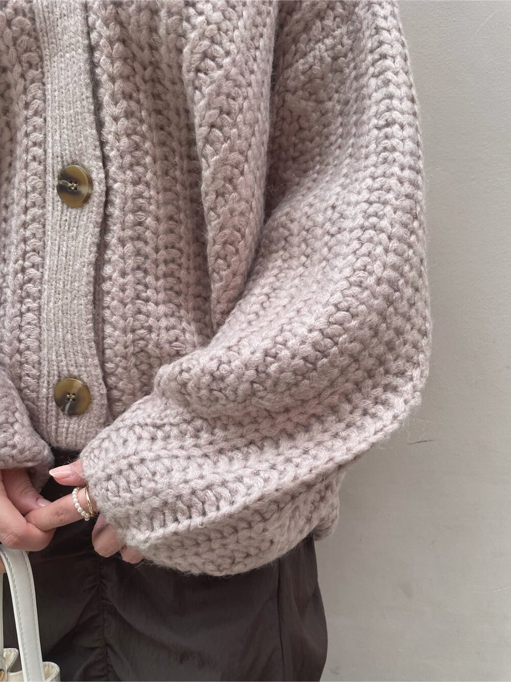 ブラック系のその他シューズ、ホワイト系のハンドバッグ、ブラウン系のスカートを着用したレディースの秋コーディネートの6枚目の写真