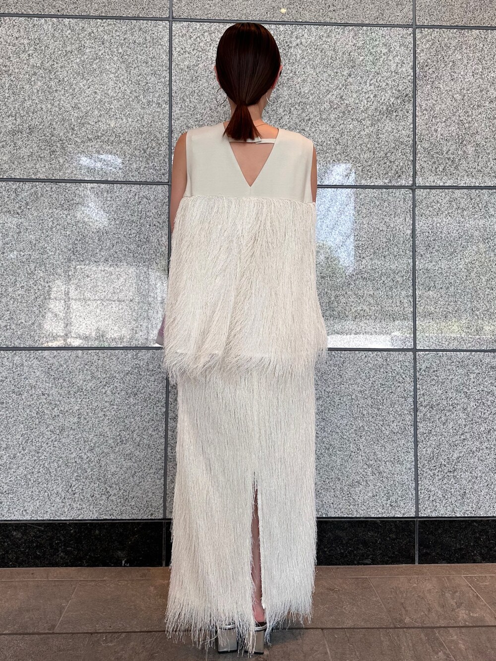 ホワイト系のその他トップス、ホワイト系のスカート、シルバー系のパンプスを着用したレディースの夏コーディネートの8枚目の写真