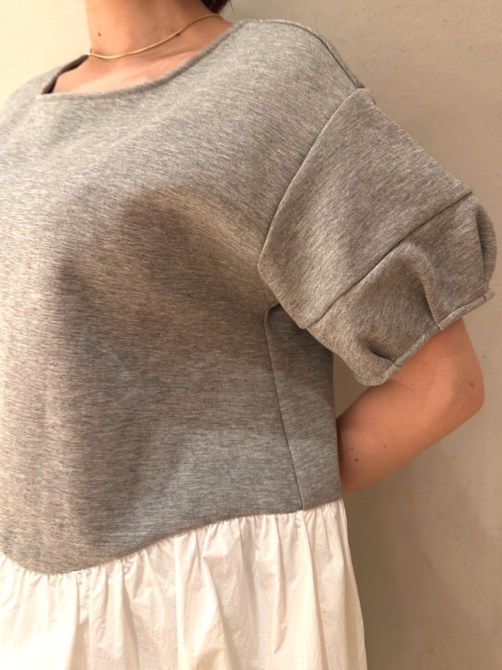 グレー系のTシャツ/カットソー、ブルー系のその他パンツ、ホワイト系のスニーカーを着用したレディースの春コーディネートの4枚目の写真