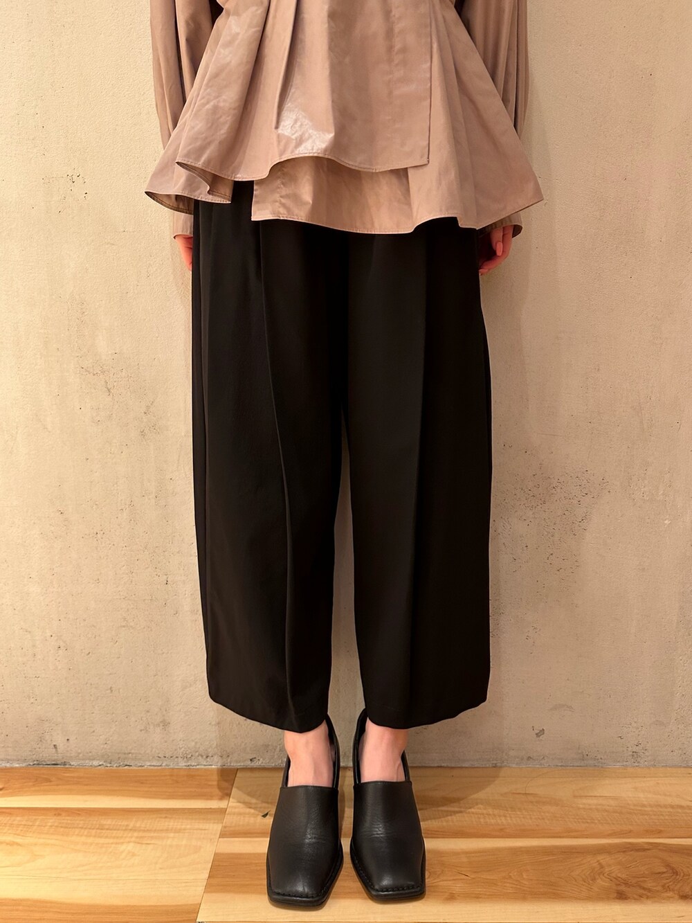 ベージュ系のシャツ/ブラウス、ブラック系のその他パンツ、ブラック系のパンプスを着用したレディースの春コーディネートの8枚目の写真