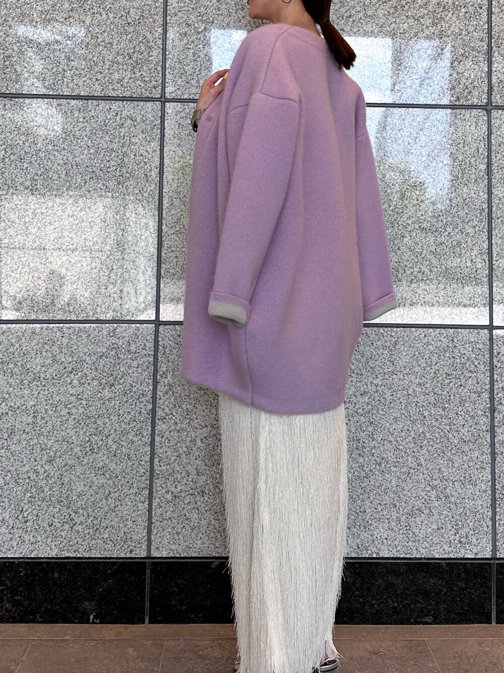 ホワイト系のスカート、ホワイト系のその他トップス、パープル系のカーディガン/ボレロを着用したレディースの夏コーディネートの8枚目の写真