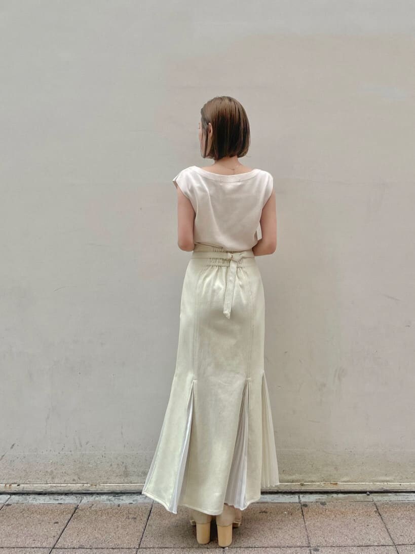 ベージュ系のワンピース、ブラック系のスカート、その他のパンプスを着用したレディースの夏コーディネートの6枚目の写真