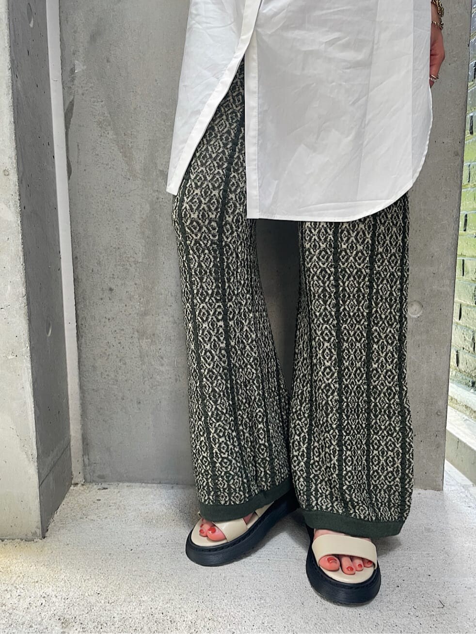 ホワイト系のシャツ/ブラウス、ブラック系のその他パンツ、ホワイト系のサンダルを着用したレディースの夏コーディネートの5枚目の写真