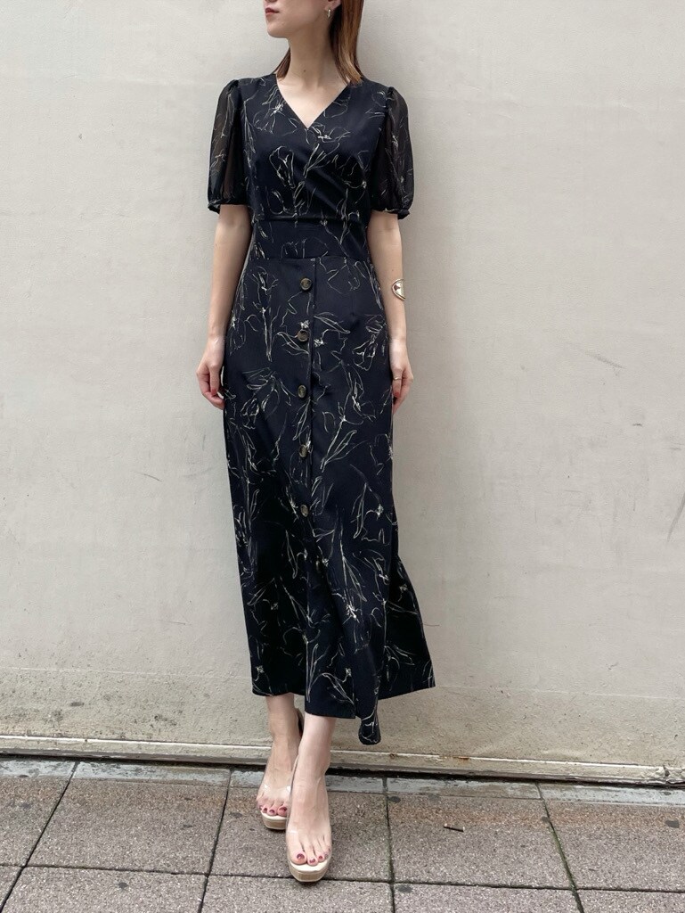 その他のパンプス、ホワイト系のカーディガン/ボレロ、ブラック系のワンピースを着用したレディースの夏コーディネートの2枚目の写真