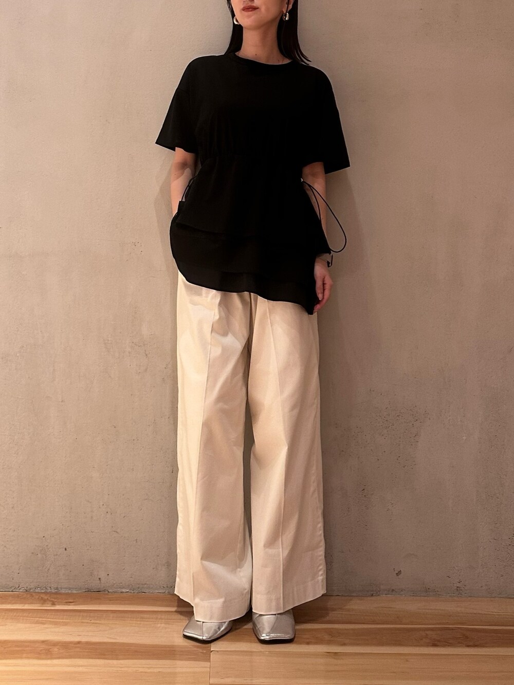ブラック系のTシャツ/カットソー、ホワイト系のその他パンツ、シルバー系のパンプスを着用したレディースの夏コーディネートの4枚目の写真