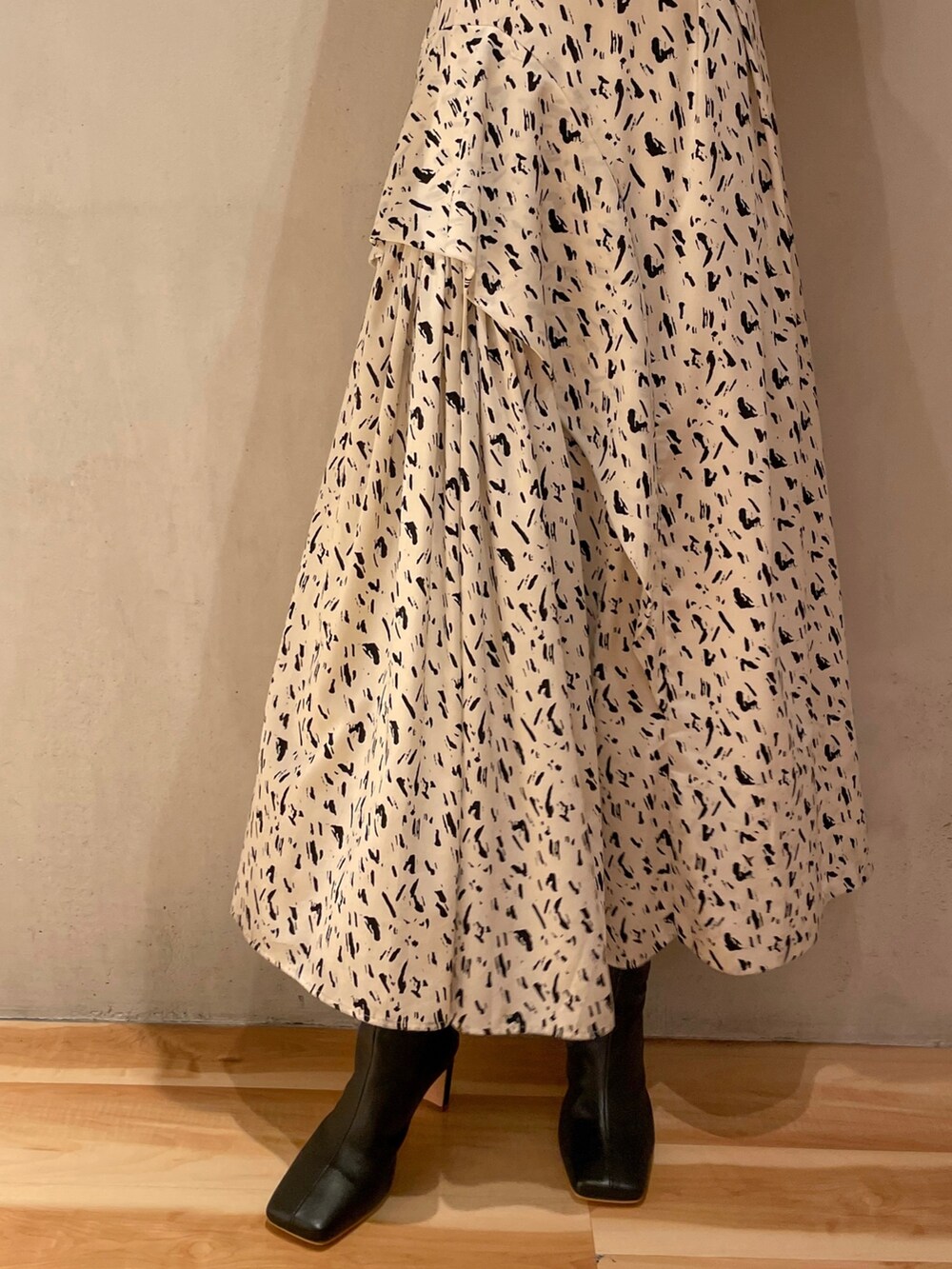 ブラック系のハンドバッグ、その他のワンピース、パープル系のストール/ショールを着用したレディースの冬コーディネートの6枚目の写真