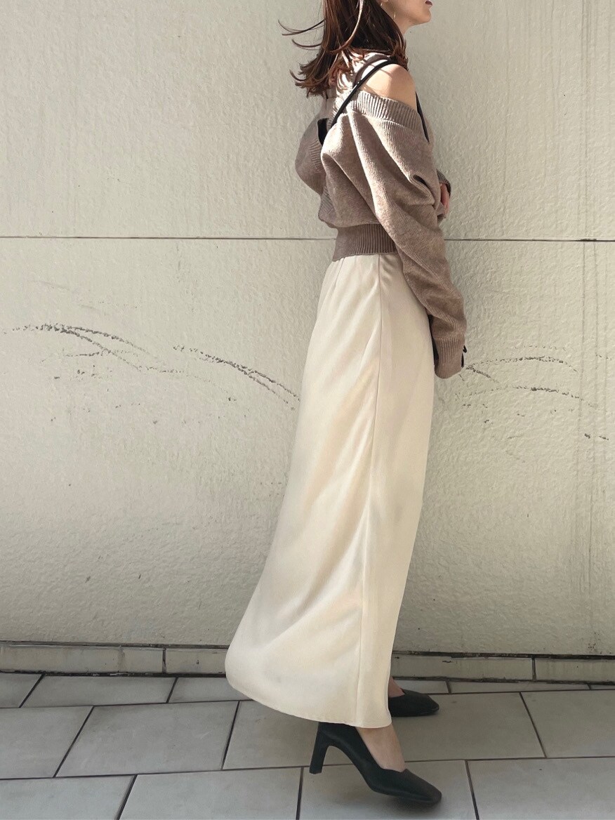 ホワイト系のスカート、ベージュ系のニット/セーターを着用したレディースの冬コーディネートの4枚目の写真
