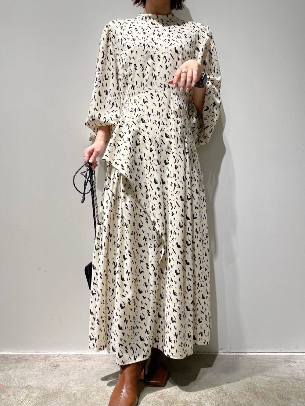 その他のワンピース、ベージュ系のノーカラーコートを着用したレディースの秋コーディネートの4枚目の写真