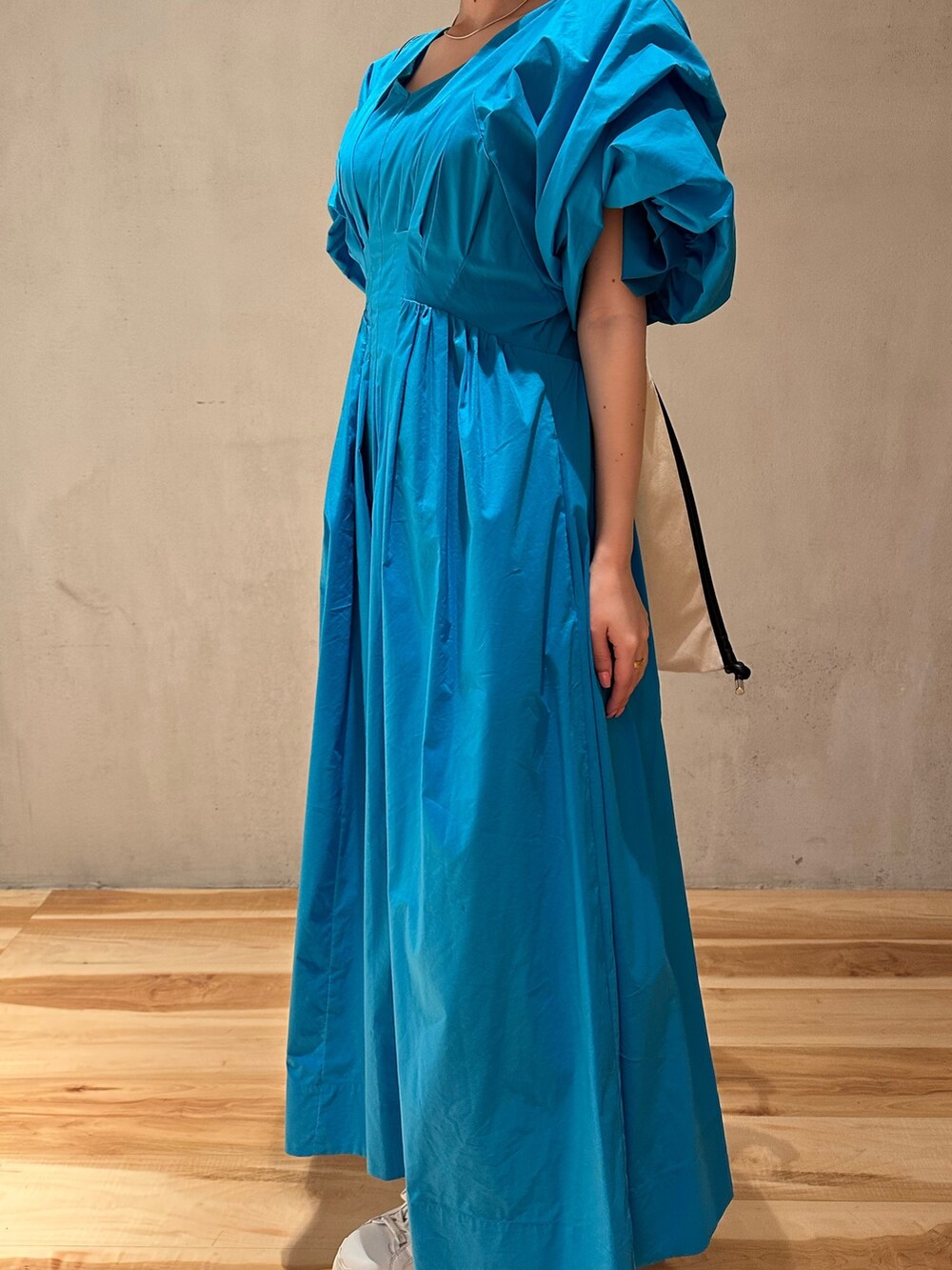 その他のトートバッグ、ブルー系のワンピース、ホワイト系のスニーカーを着用したレディースの春コーディネートの5枚目の写真