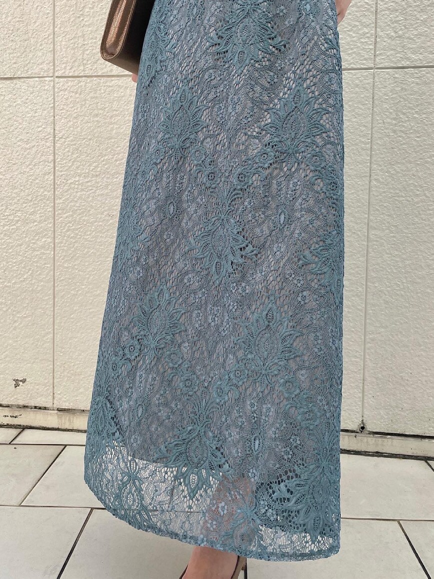 ゴールド系のハンドバッグ、ブルー系のドレス、ゴールド系のネックレスを着用したレディースの夏コーディネートの6枚目の写真